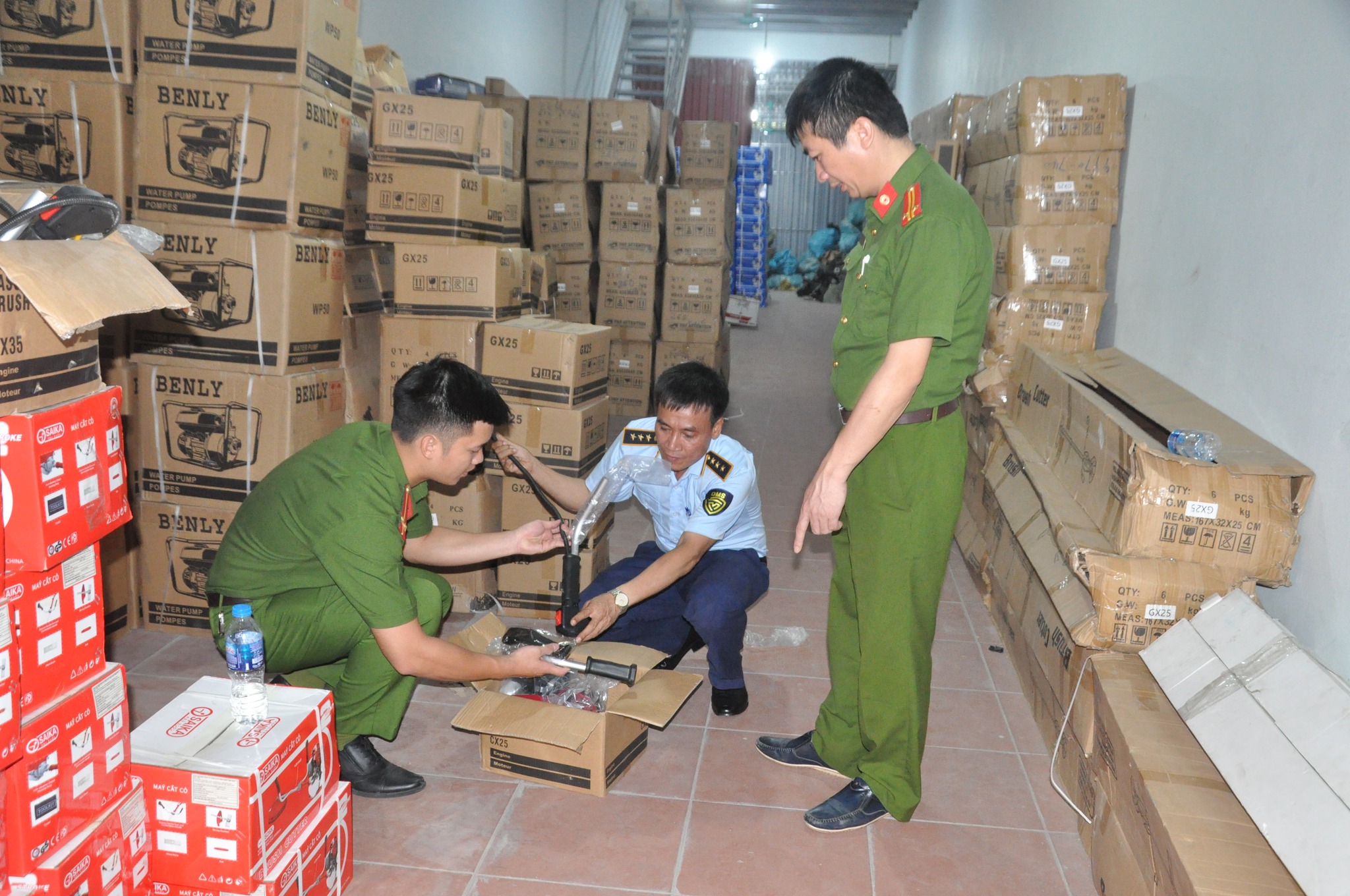 Phát hiện, thu giữ hàng chục tấn hàng hóa không rõ nguồn doanh nghiệp tại Thanh Miện